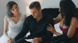 Oğlunu Evlendiren Anne Onlara Yardımcı Oluyor Altyazılı